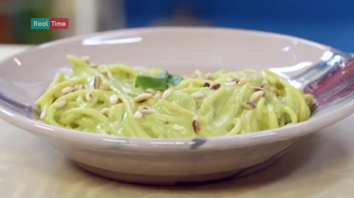 spaghetti al pesto di avocado