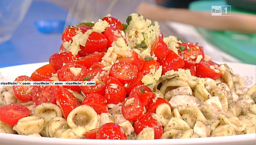 orecchiette al pomodoro e pesce spada e mollica al basilico