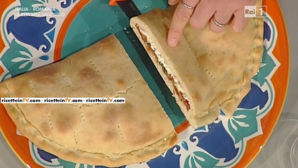 calzone con crescenza e pomodorini secchi