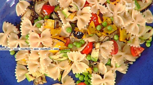 farfalle con verdure grigliate piselli e pomodorini