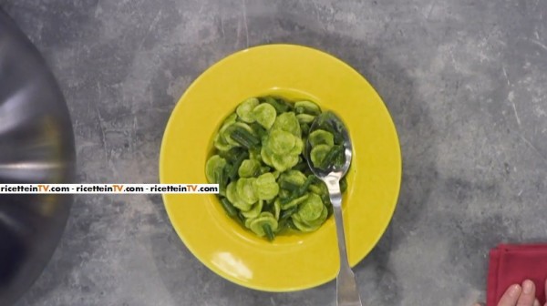 orecchiette con fagiolini e pesto di rucola