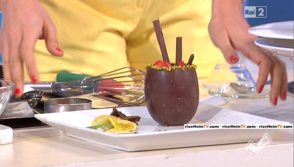 uovo di cioccolato con mousse all'ananas