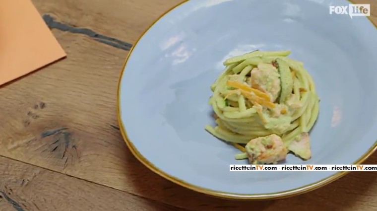 bucatini con salmone e nocciole