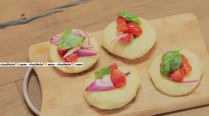 pizzelle con cipolla e pomodorini