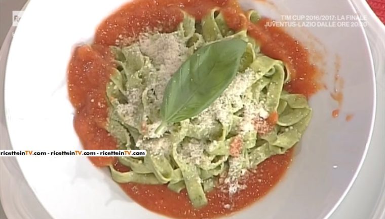 tagliatelle al basilico con sugo di pomodoro di Anna Moroni