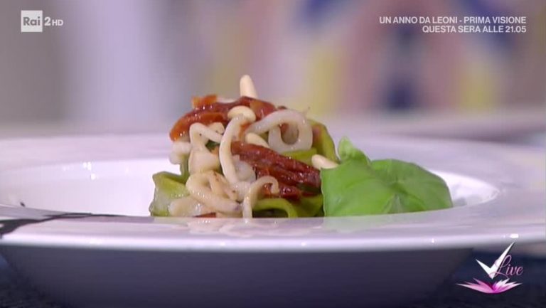 tagliatelle ai calamari e pesto scomposto di Ilario Vinciguerra