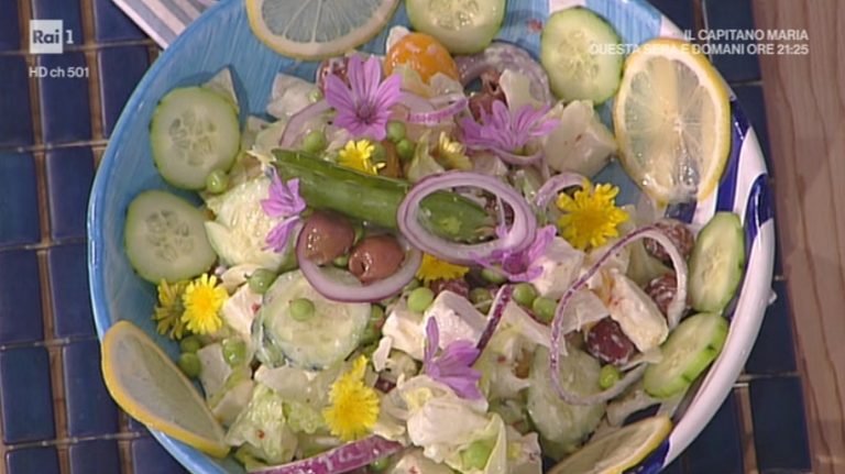 insalata greca con salsa allo yogurt