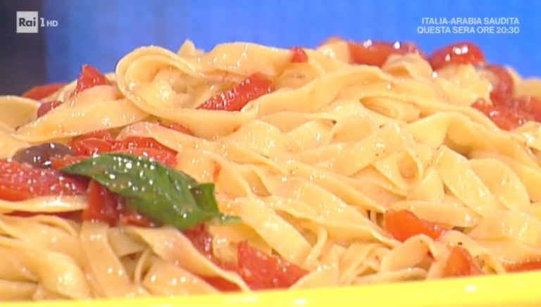 tagliatelle di acciuga con pomodoro e olive di Alessandra Spisni