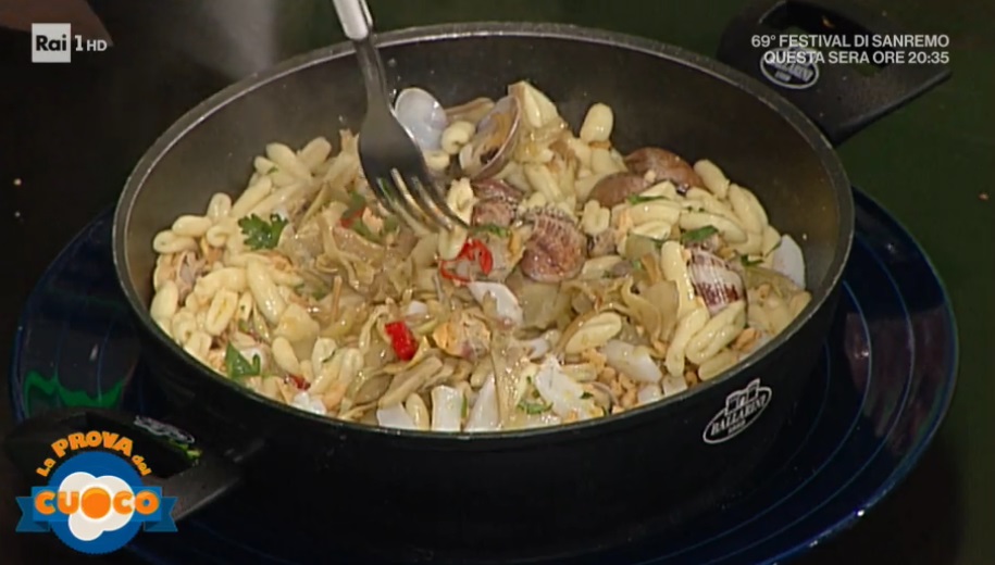 cavatelli con carciofi seppie vongole e taralli