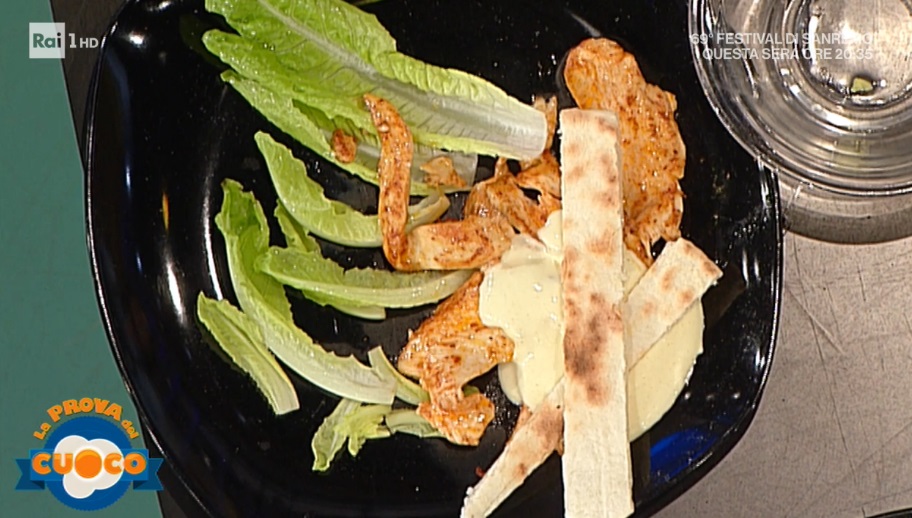 pane farcito con insalata di pollo alla paprika