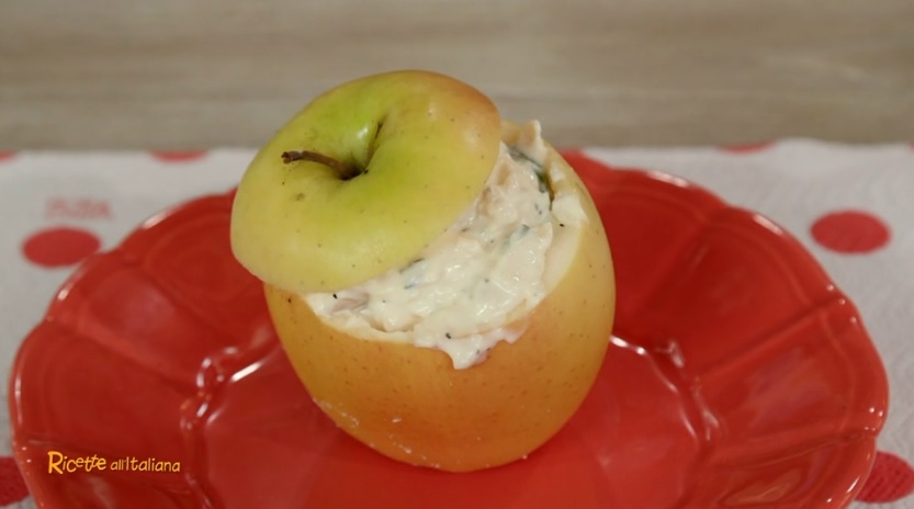 insalata di pollo nelle coppe di mela