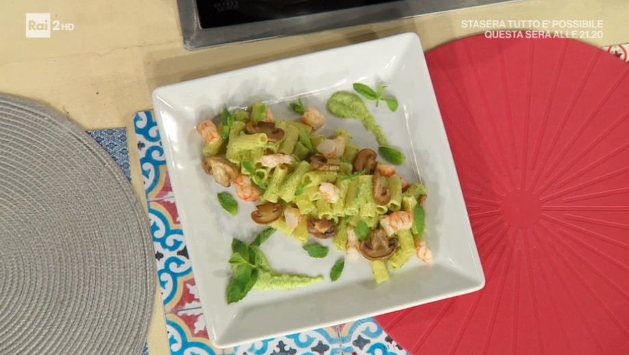 tortiglioni con zucchine e gamberi e funghi croccanti