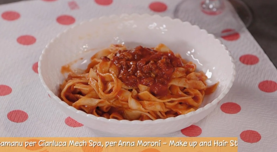 fettuccine con ragù di salsicce e funghi