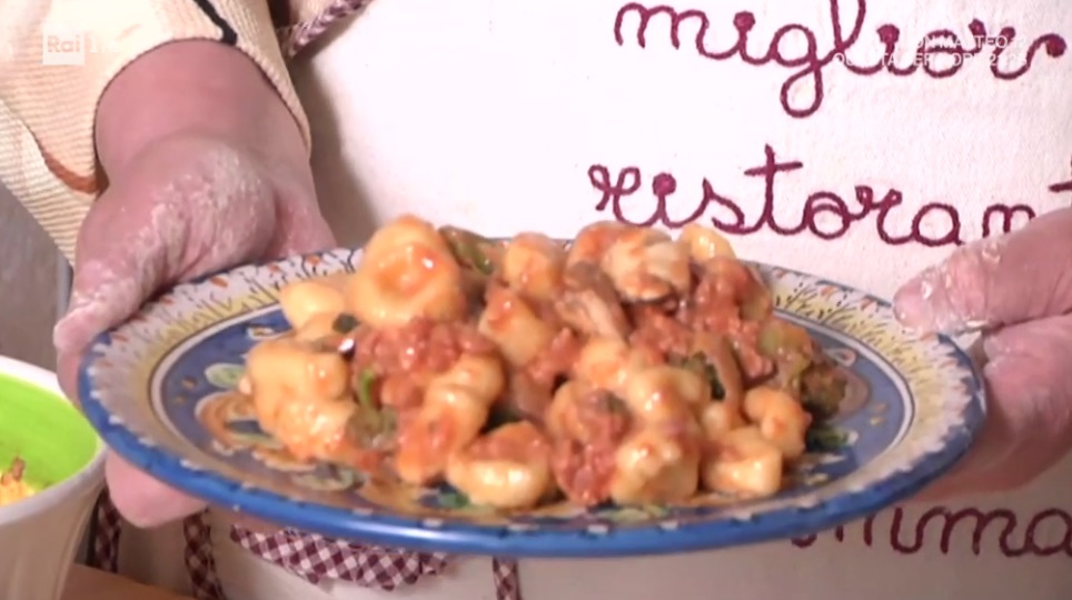 gnocchi di patate con sugo di salsiccia di Alessandra Spisni