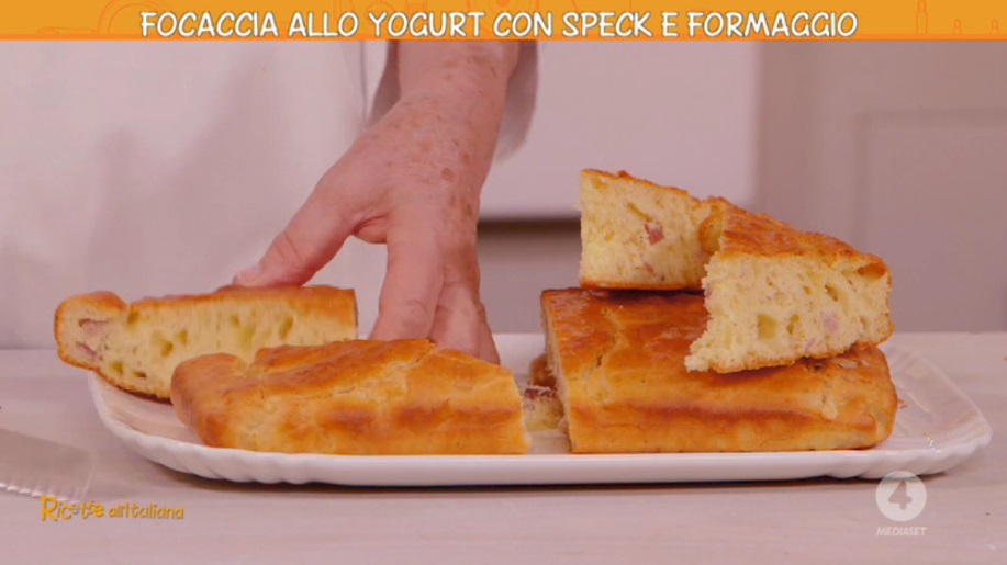 focaccia allo yogurt con speck e formaggio