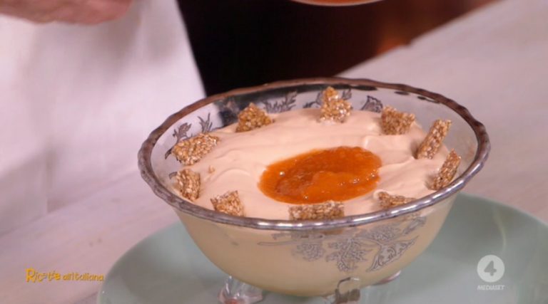 mousse di caramello con salsa di albicocche