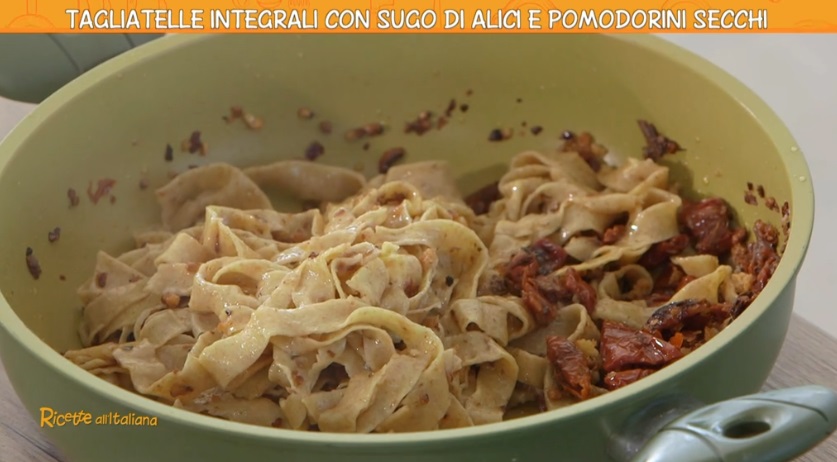 tagliatelle con sugo di alici e pomodorini secchi di Anna Moroni