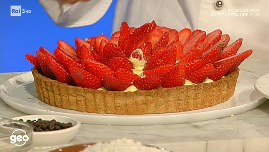 crostata alle nocciole e fragole