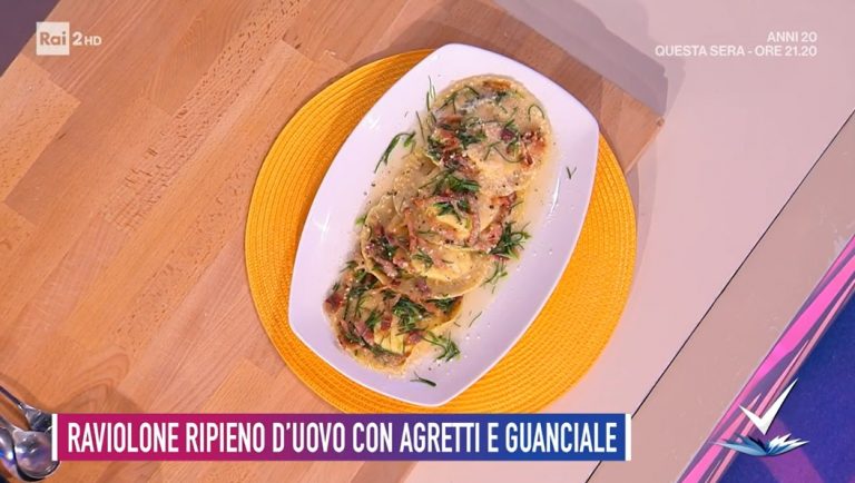 raviolone ripieno d'uovo con agretti e guanciale