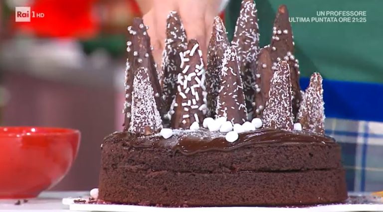 torta al cioccolato con alberelli