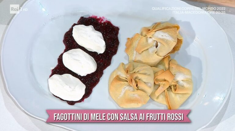 fagottini di mele con salsa ai frutti rossi di Barbara De Nigris