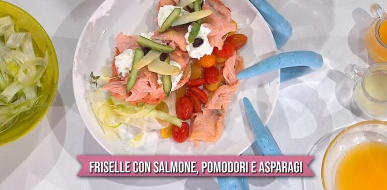 frisella con salmone pomodori e asparagi