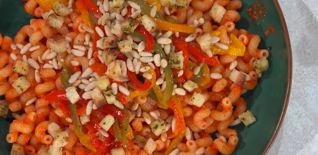 cavatappi peperoni pane e pinoli di Carlotta Delicato