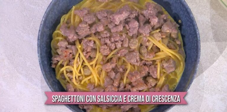 spaghettoni con salsiccia e crema di crescenza di Francesca Marsetti