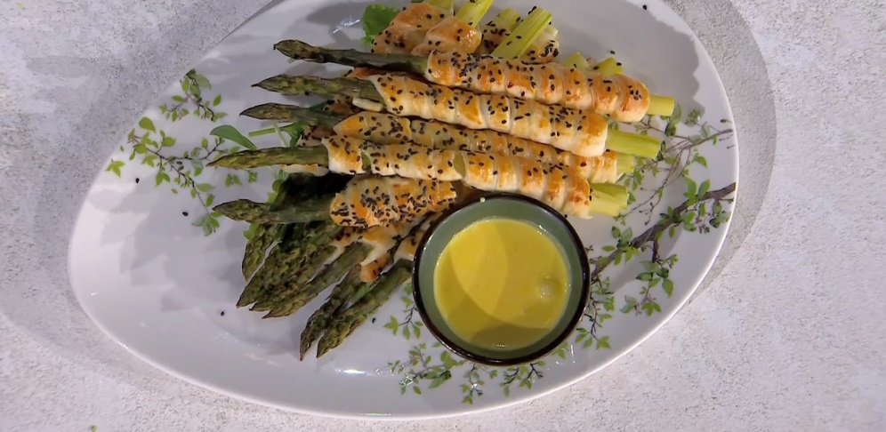 asparagi in sfoglia con salsa allo zafferano