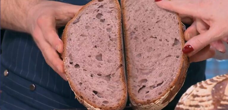 Il forno di Fulvio Marino, oggi, profuma di terra e di antico. Il panettiere piemontese, infatti, ci porta tra le vigne, preparando un profumatissimo pane al vino.