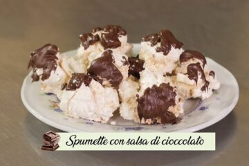 spumette con salsa di cioccolato