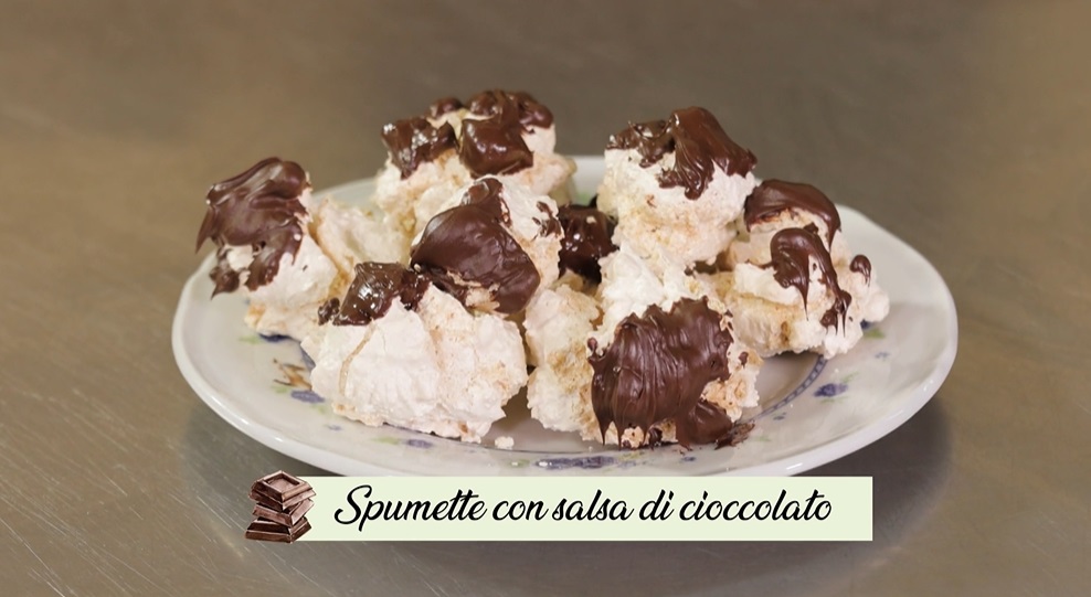 spumette con salsa di cioccolato