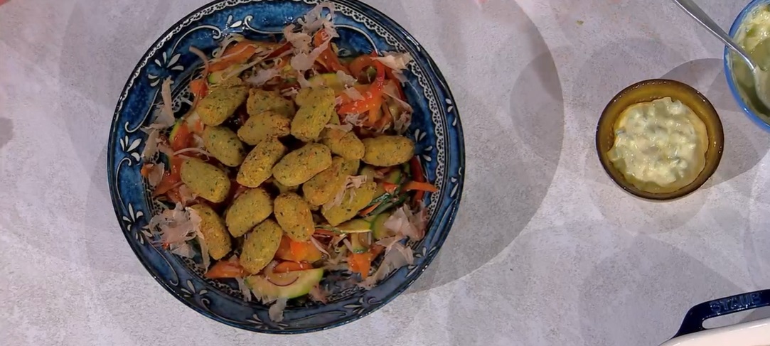 wok di verdure falafel e salsa allo yogurt di Francesca Marsetti