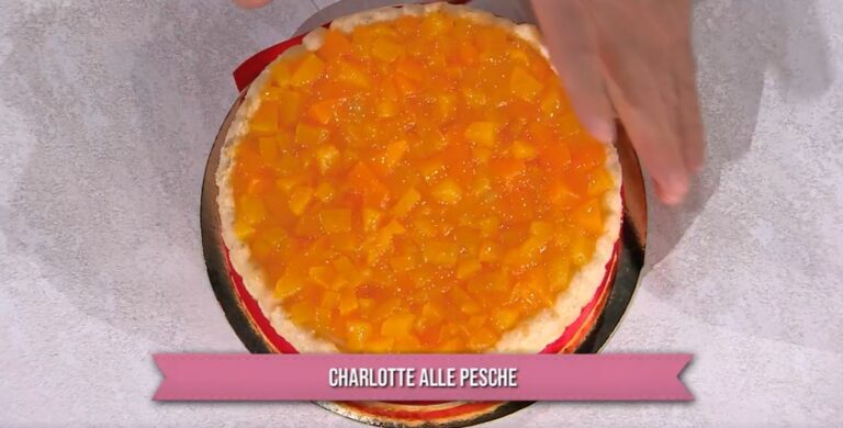 torta charlotte alle pesche di Sal De Riso